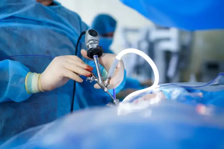 Profissional da saúde utilizando um utensílio em uma cirurgia.